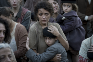 Mujer italiana entre la multitud abrazando a su hijo