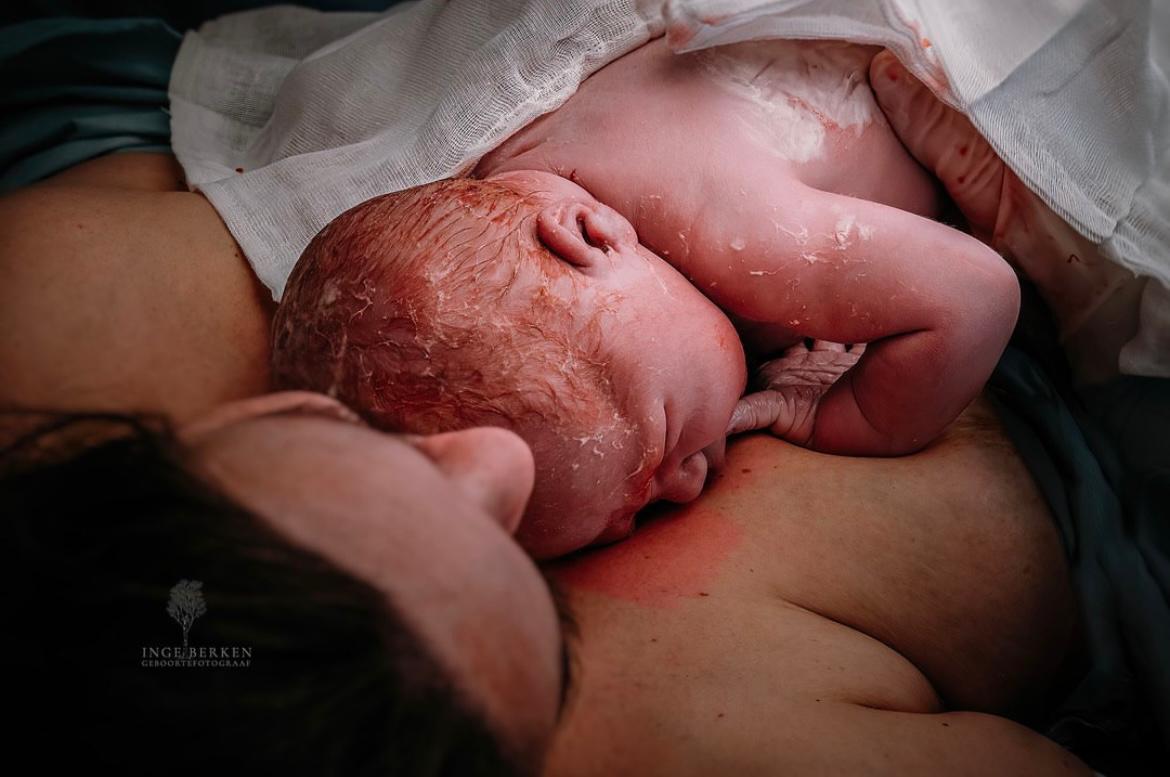 Bebé recién nacido durmiendo sobre el pecho de su madre