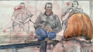 Dibujo a mano de un hombre sentado en el estrado declarando. De espaldas se ve el pelo de una mujer