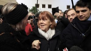 Gisèle Pelicot sonríe al salir del tribunal rodeada de periodistas y abogados, tras una importante decisión judicial en Francia. Un momento clave en el caso que ha conmovido al país