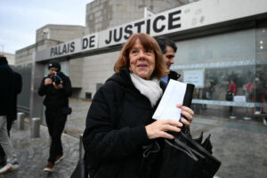 Gisele Pelicot saliendo del juzgado sonriente debido al apoyo de los periodistas y feministas que la esperaban