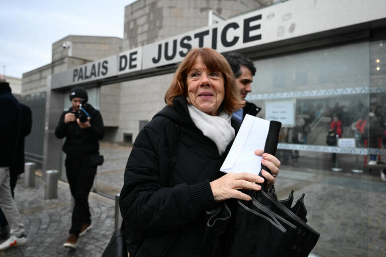 Gisele Pelicot saliendo del juzgado sonriente debido al apoyo de los periodistas y feministas que la esperaban