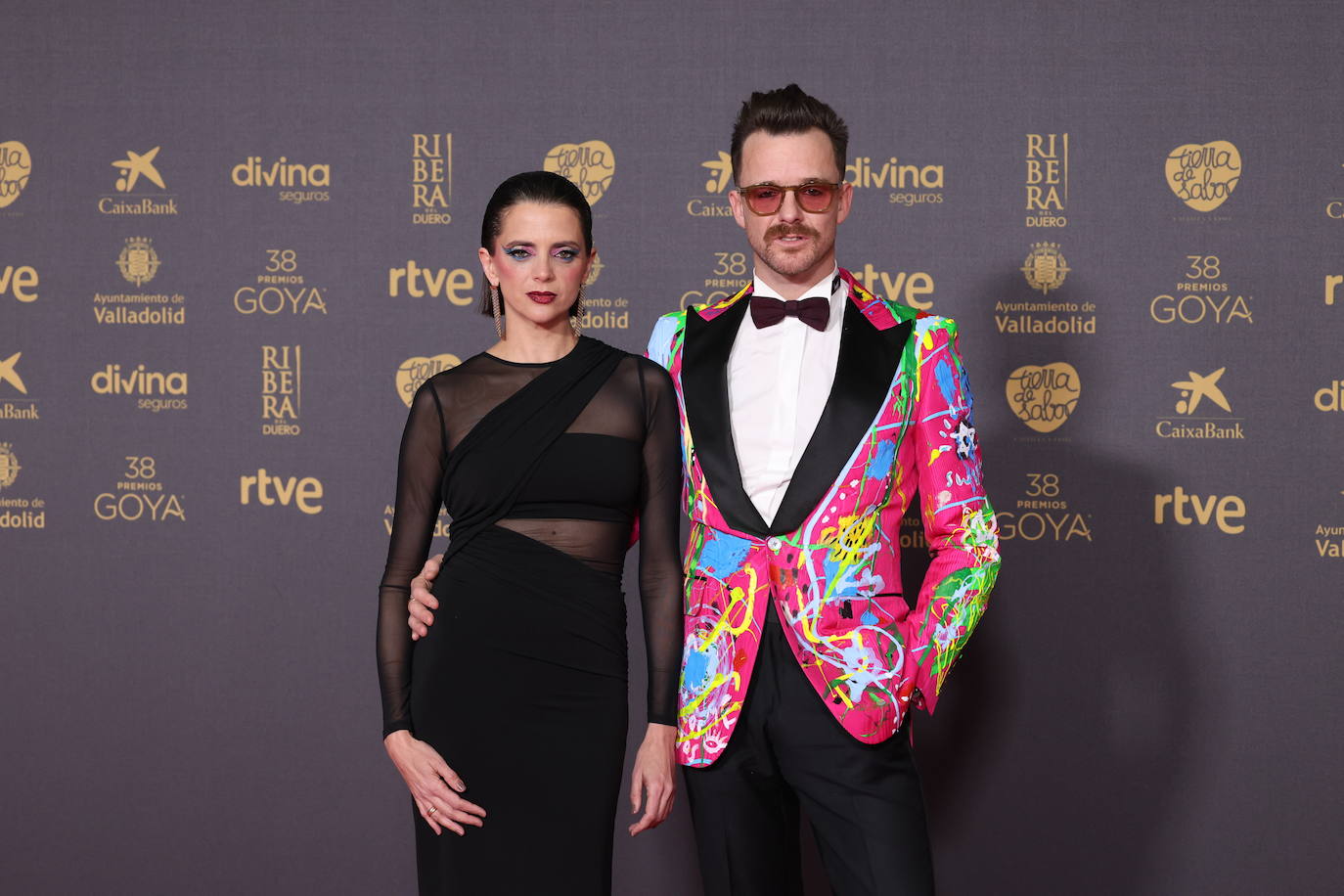 La actriz Macarena Gómez posando en la alfombra roja de los premios Forqué junto a su marido Aldo Comas
