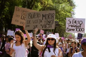Mujeres sujetando carteles en manifestacion feminista
