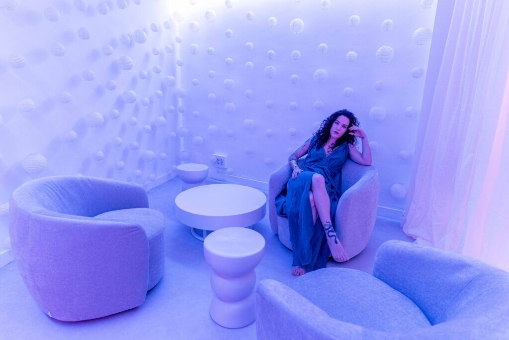 Noemí Casquet sentada en un sofá con tonos azules