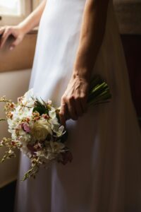 Novia agarrando un ramo de flores