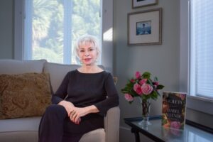 Isabel Allende sentada en su salón