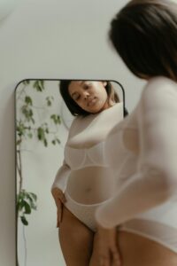 Chica en ropa interior mirandose al espejo 