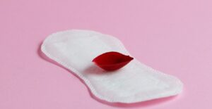 compresa sobre fondo rosa