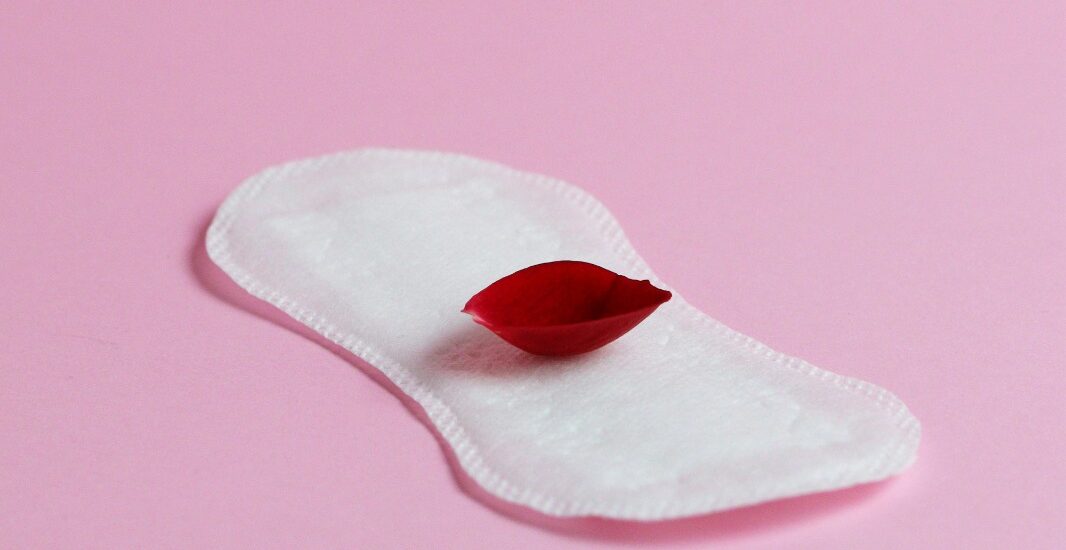 compresa sobre fondo rosa